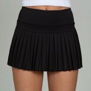 Gold Hinge Black Pleated Tennis Skirt